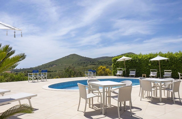 Alleinstehendes Ferienhaus mit Pool, W-LAN, Klimaanlage, TV, Innenhof, Haustiere erlaubt, Parkplatz
