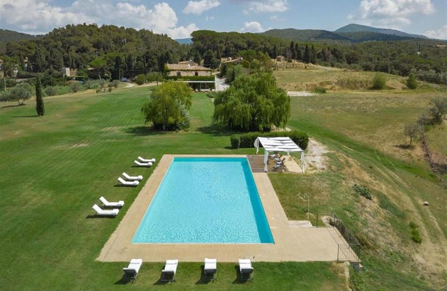 Alleinstehendes Ferienhaus mit privatem Pool, Klimaanlage, W-LAN, TV, Panoramablick, Parkplatz