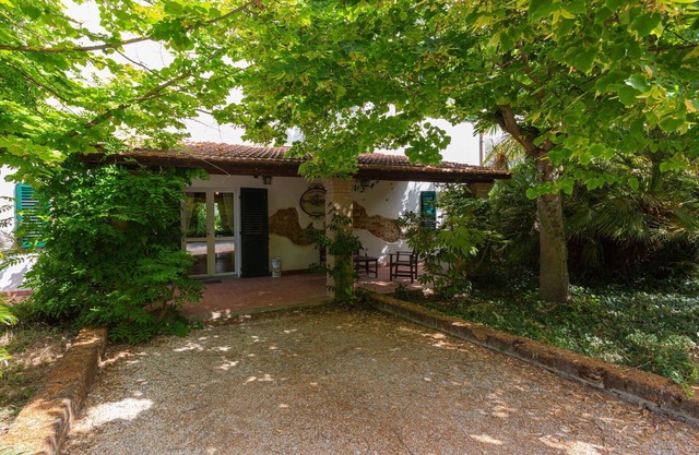 Alleinstehendes Ferienhaus mit privatem Pool, W-LAN, TV, Terrasse, Haustiere erlaubt, Parkplatz