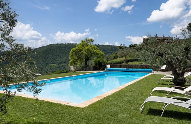 Schönes alleinstehendes Ferienhaus mit W-LAN, Whirlpool, Klimaanlage, privatem Pool, TV, Terrasse