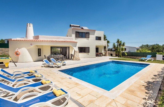 Alleinstehendes Ferienhaus mit W-LAN, privatem Pool, Klimaanlage, TV, Terrasse, Parkplatz