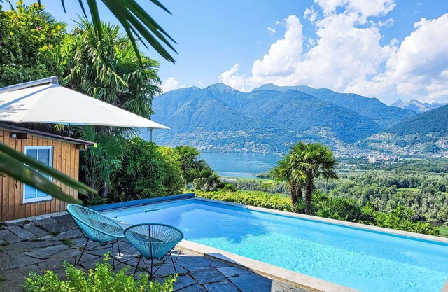 Alleinstehendes Ferienhaus mit privatem Pool, W-LAN, TV, Innenhof, Panoramablick, Parkplatz