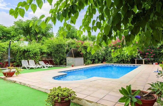 Schönes alleinstehendes Ferienhaus für 4 Personen mit Pool, W-LAN, TV, Terrasse und Parkplatz