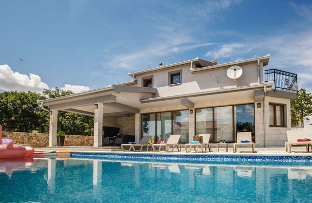 Alleinstehendes Ferienhaus mit privatem Pool, W-LAN, Klimaanlage, Whirlpool, TV, Terrasse