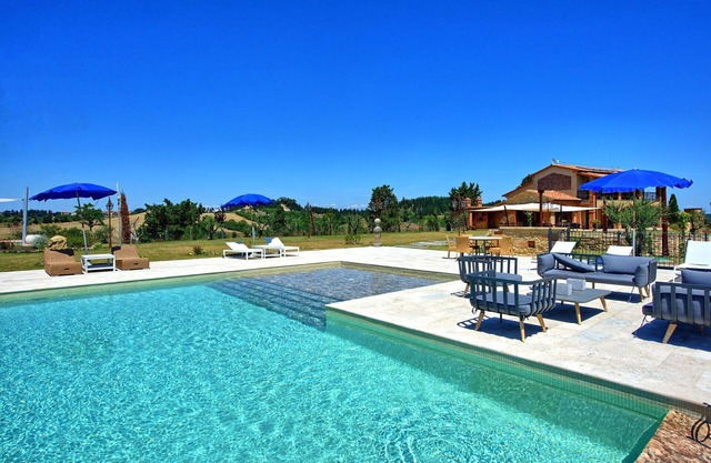 Wunderbares alleinstehendes Ferienhaus mit Klimaanlage, W-LAN, Whirlpool, privatem Pool, Innenhof