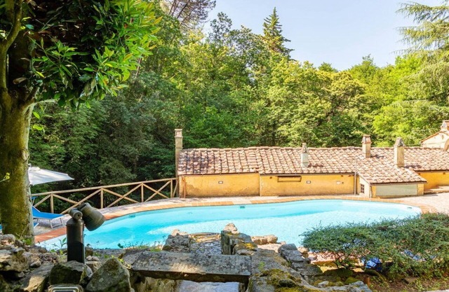 Schönes alleinstehendes Ferienhaus mit privatem Pool, W-LAN, TV, Veranda, Panoramablick, Parkplatz