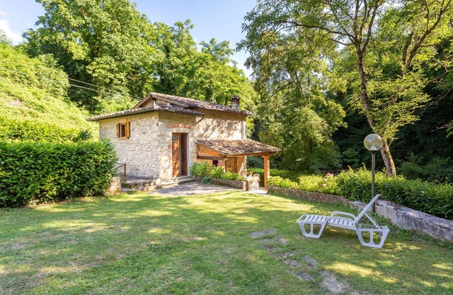 Atemberaubendes alleinstehendes Ferienhaus mit W-LAN, TV, Innenhof, Haustiere erlaubt und Parkplatz