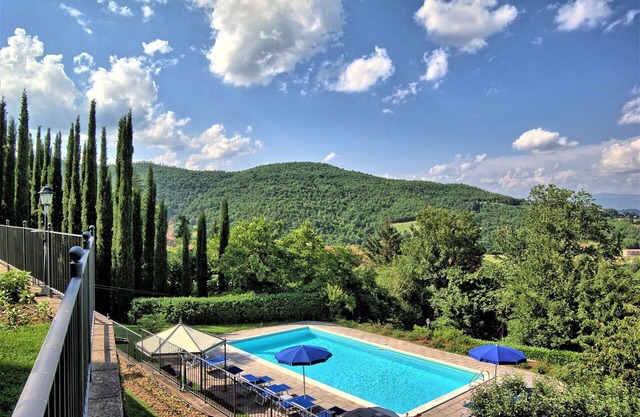 Alleinstehendes Ferienhaus mit W-LAN, Whirlpool, Klimaanlage, privatem Pool, TV, Innenhof