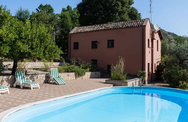 Atemberaubendes alleinstehendes Ferienhaus mit privatem Pool, W-LAN, TV, Innenhof und Parkplatz