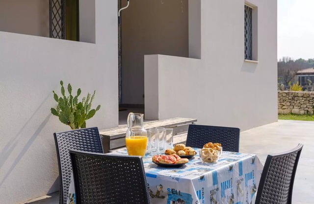 Alleinstehendes Ferienhaus mit W-LAN, Whirlpool, Klimaanlage, TV, Innenhof, Parkplatz, bei Otranto
