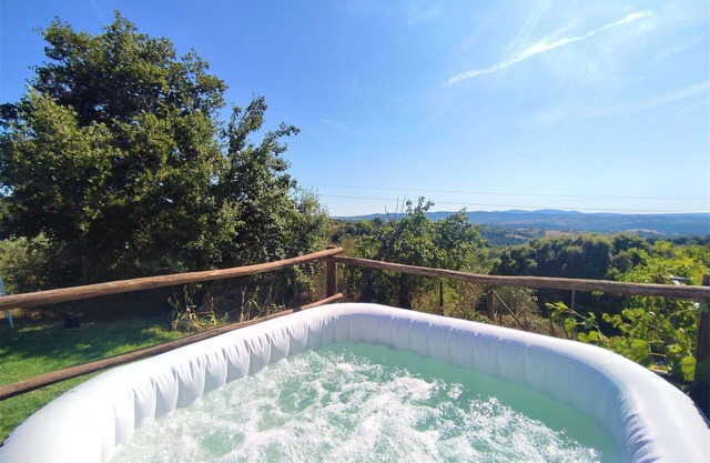 Alleinstehendes Ferienhaus mit W-LAN, Whirlpool, TV, Terrasse, Panoramablick, Parkplatz