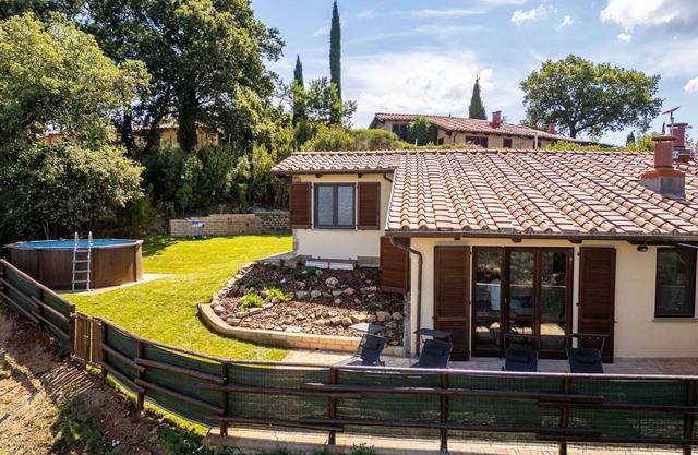 Alleinstehendes Ferienhaus mit W-LAN, Whirlpool, Klimaanlage, privatem Pool, TV, Innenhof