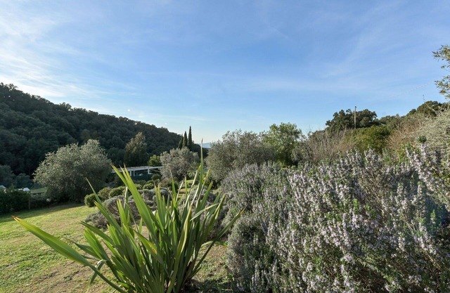Schönes alleinstehendes Ferienhaus mit W-LAN, privatem Pool, Innenhof, Panoramablick, Parkplatz