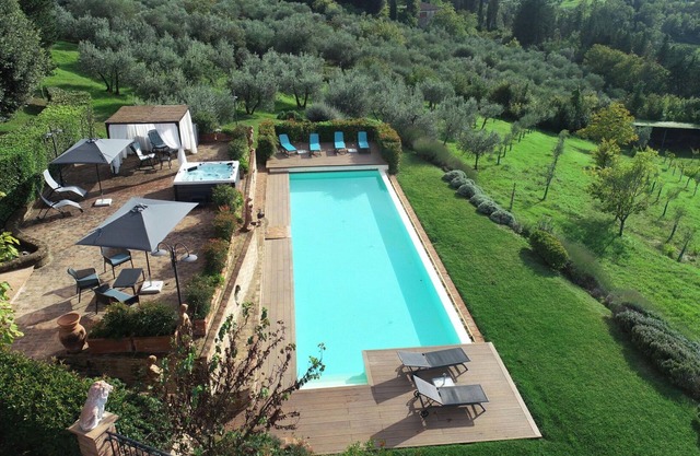 Alleinstehendes Ferienhaus mit W-LAN, Whirlpool, privatem Pool, Klimaanlage, TV, Innenhof