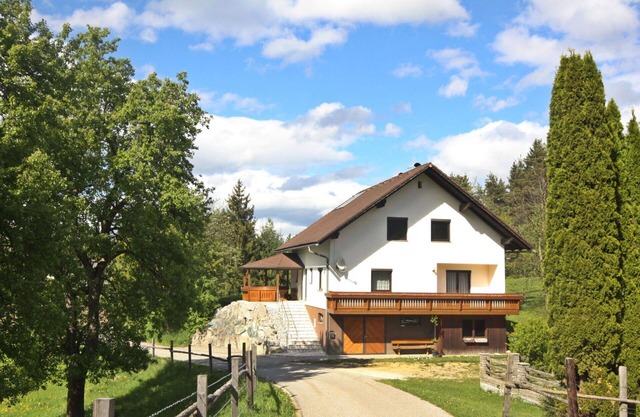 Schönes alleinstehendes Ferienhaus mit W-LAN, TV, Innenhof, Panoramablick und Parkplatz