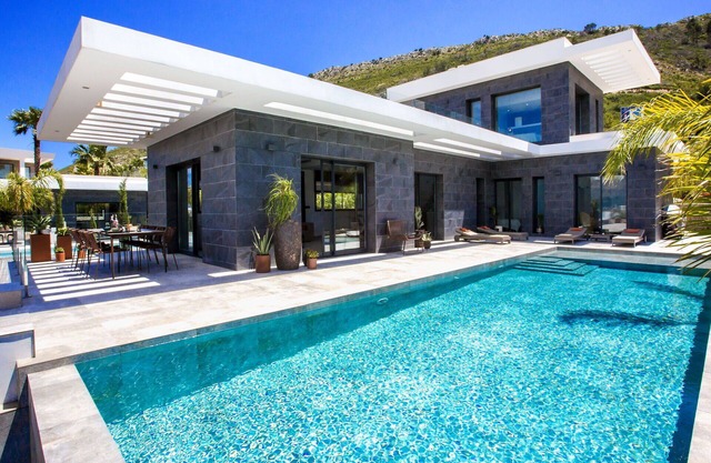 Alleinstehendes Ferienhaus mit Klimaanlage, W-LAN, privatem Pool, TV, Innenhof, Panoramablick