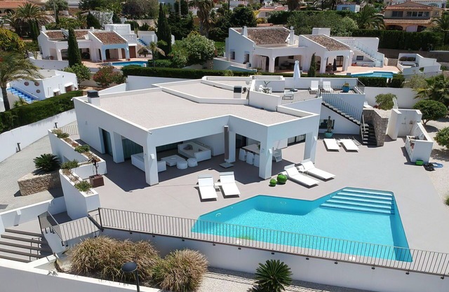 Alleinstehendes Ferienhaus mit privatem Pool, Klimaanlage, W-LAN, TV, Terrasse, Parkplatz