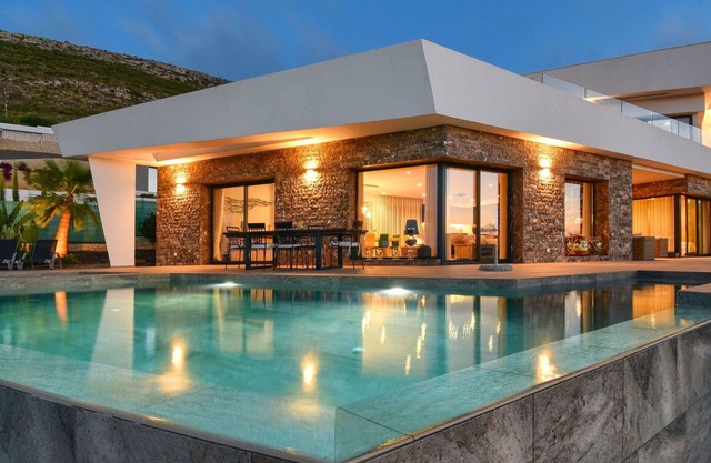 Alleinstehendes Ferienhaus mit privatem Pool, W-LAN, Whirlpool, Klimaanlage, TV, Innenhof