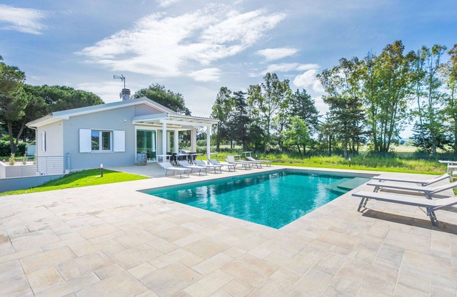 Alleinstehendes Ferienhaus mit W-LAN, privatem Pool, Klimaanlage, TV, Terrasse, Parkplatz