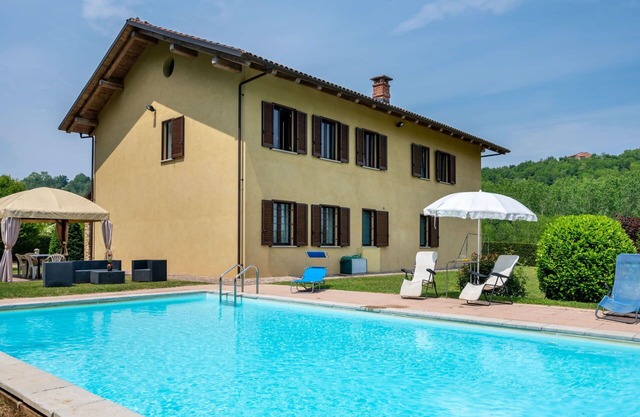 Schönes alleinstehendes Ferienhaus mit W-LAN, privatem Pool, Whirlpool, TV, Innenhof, Parkplatz