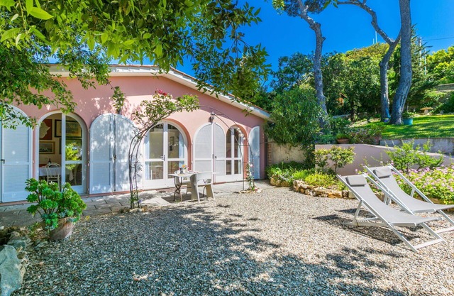 Schönes alleinstehendes Ferienhaus mit W-LAN, Klimaanlage, TV, Innenhof und Parkplatz