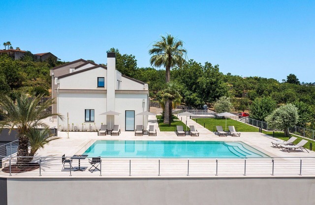 Alleinstehendes Ferienhaus mit privatem Pool, W-LAN, Klimaanlage, TV, Terrasse, Panoramablick