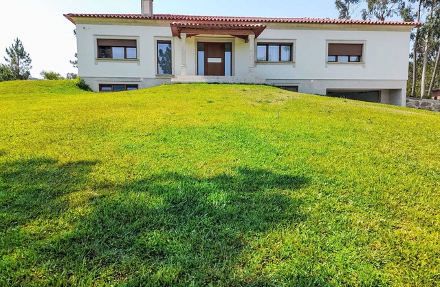 Alleinstehendes Ferienhaus mit W-LAN, privatem Pool, TV, Innenhof, Panoramablick, Parkplatz
