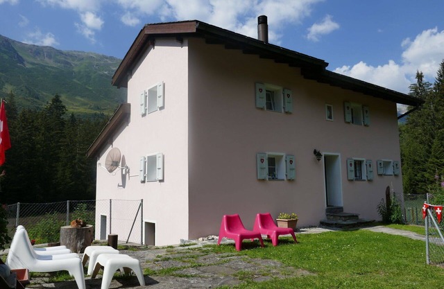 Alleinstehendes Ferienhaus mit W-LAN, TV, Innenhof, Haustiere erlaubt, Panoramablick, Parkplatz