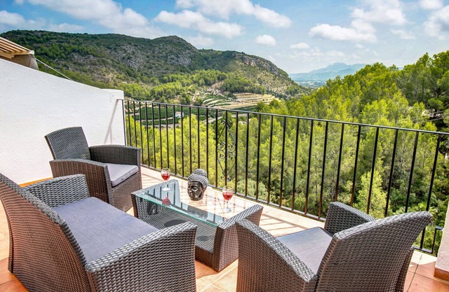 Schönes alleinstehendes Ferienhaus für 6 Leute mit Pool, Klimaanlage, W-LAN, TV und Parkplatz