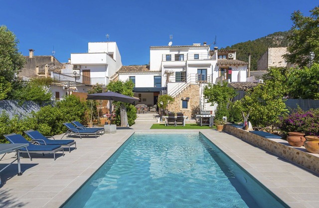 Alleinstehendes Ferienhaus mit W-LAN, Klimaanlage, privatem Pool, TV, Terrasse, Parkplatz