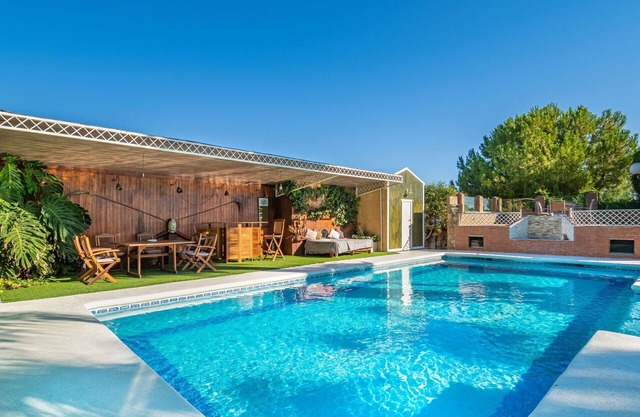 Alleinstehendes Ferienhaus mit privatem Pool, Whirlpool, W-LAN, Klimaanlage, TV, Innenhof