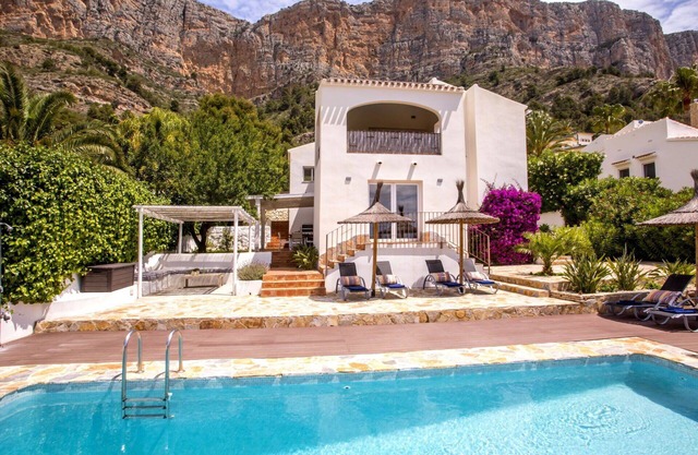 Schönes alleinstehendes Ferienhaus mit privatem Pool, W-LAN, Klimaanlage, TV, Terrasse, Parkplatz