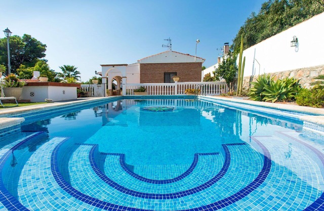 Alleinstehendes Ferienhaus mit W-LAN, privatem Pool, Klimaanlage, TV, Terrasse, Parkplatz
