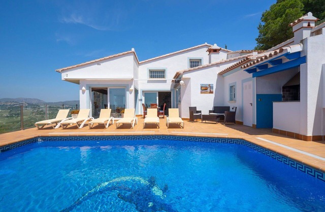Alleinstehendes Ferienhaus mit Whirlpool, Klimaanlage, privatem Pool, W-LAN, TV, Terrasse