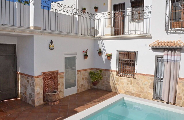 Schönes alleinstehendes Ferienhaus mit W-LAN, Klimaanlage, privatem Pool, TV, Innenhof, Parkplatz