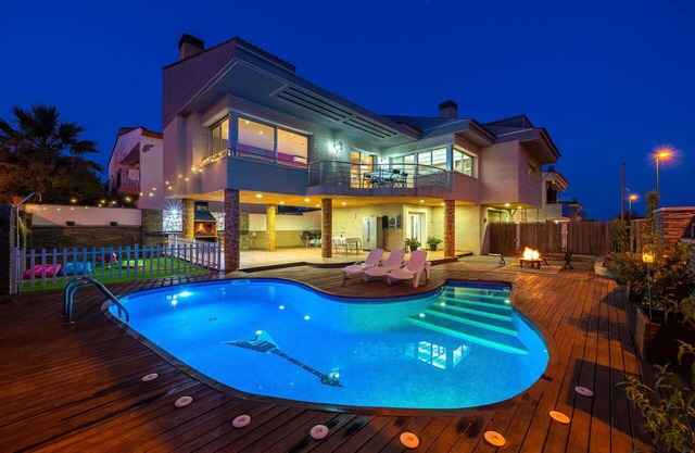 Alleinstehendes Ferienhaus mit privatem Pool, Klimaanlage, Whirlpool, W-LAN, TV, Innenhof