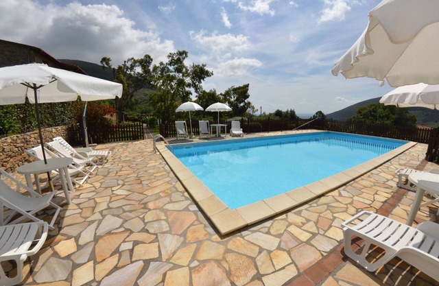 Schönes alleinstehendes Ferienhaus für 8 Gäste mit W-LAN, Pool, TV, Terrasse und Parkplatz