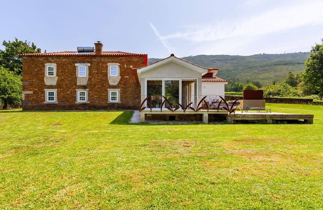 Wunderbares alleinstehendes Ferienhaus mit W-LAN, Klimaanlage, TV, Innenhof und Parkplatz