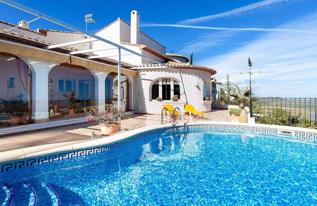 Schönes alleinstehendes Ferienhaus mit privatem Pool, Klimaanlage, W-LAN, TV, Terrasse, Parkplatz