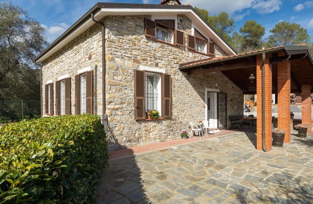 Wunderbares alleinstehendes Ferienhaus mit Klimaanlage, W-LAN, TV, Terrasse und Parkplatz