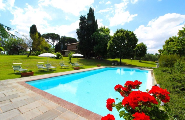 Atemberaubendes alleinstehendes Ferienhaus mit privatem Pool, TV, Haustiere erlaubt und Parkplatz