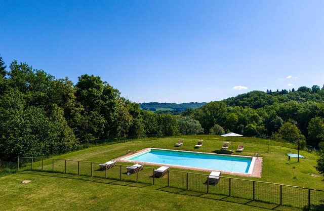 Alleinstehendes Ferienhaus mit privatem Pool, W-LAN, TV, Innenhof, Panoramablick, Parkplatz