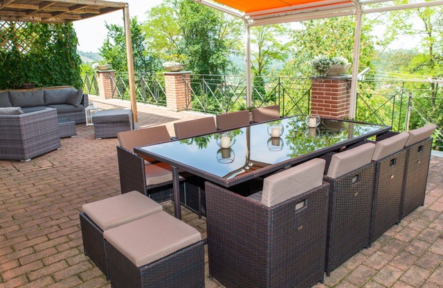 Alleinstehendes Ferienhaus mit Whirlpool, Klimaanlage, W-LAN, privatem Pool, Terrasse, Parkplatz