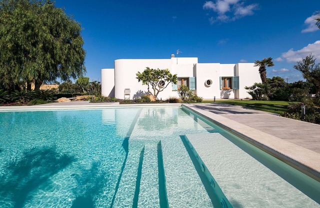 Alleinstehendes Ferienhaus mit Klimaanlage, W-LAN, privatem Pool, TV, Innenhof, Panoramablick