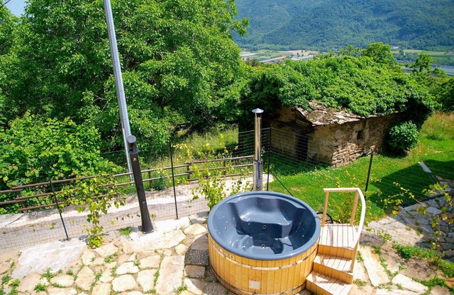 Schönes alleinstehendes Ferienhaus mit Whirlpool, W-LAN, TV, Innenhof, Panoramablick, Parkplatz