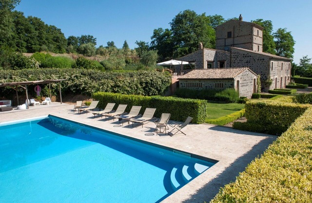 Alleinstehendes Ferienhaus mit Klimaanlage, W-LAN, privatem Pool, TV, Innenhof, Parkplatz