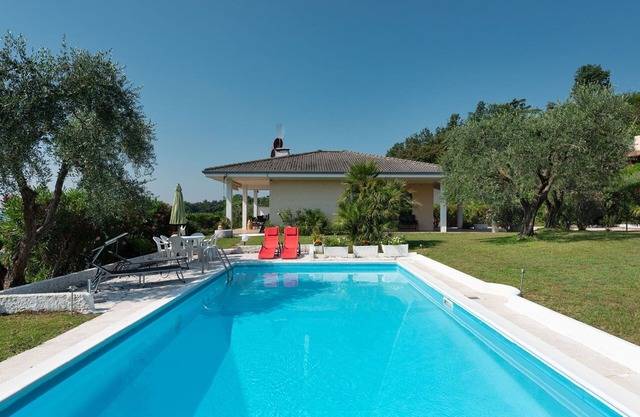 Atemberaubendes alleinstehendes Ferienhaus mit privatem Pool, W-LAN, TV, Terrasse und Parkplatz