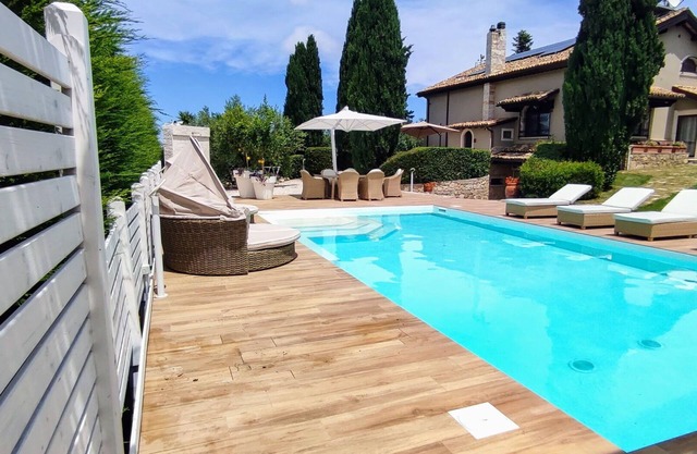 Alleinstehendes Ferienhaus mit Klimaanlage, privatem Pool, W-LAN, TV, Panoramablick, Parkplatz
