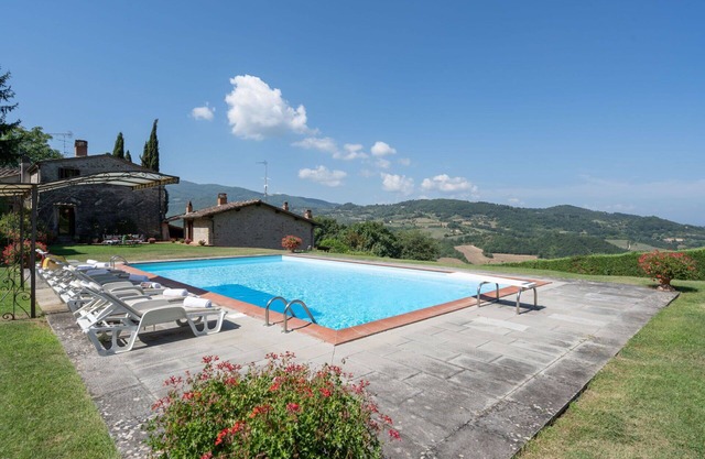Alleinstehendes Ferienhaus mit W-LAN, Klimaanlage, privatem Pool, Whirlpool, TV, Innenhof