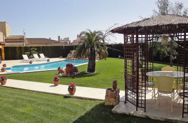 Wonderful private villa with hot tub, A/C, WIFI, private pool, TV, patio and pets allowed